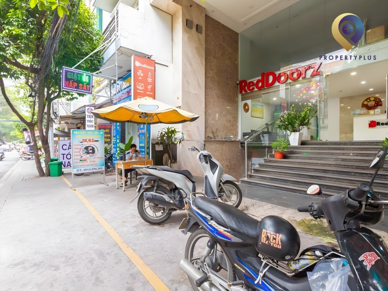 Reddoorz Building